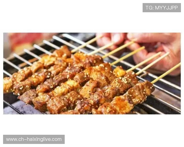 莱万大赞韩式炸鸡费尔明称饮品为亮点两人享受美食时刻